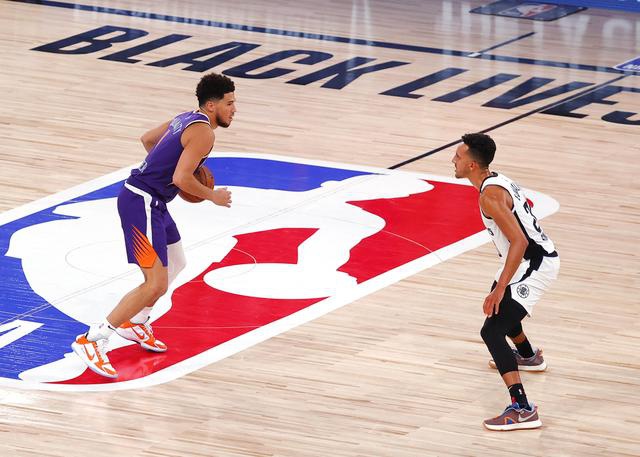 布克压哨跳投太阳绝杀国王延续强势表现  布克压哨跳投太阳绝杀国王延续强势表现